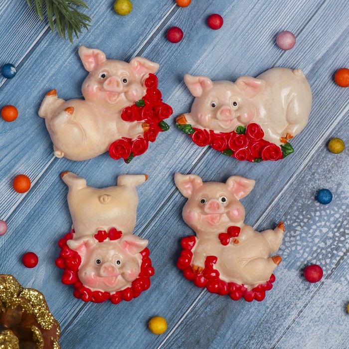 Магнит полистоун "Поросёнок с розами/сердцами" МИКС 5,5х4,3 см