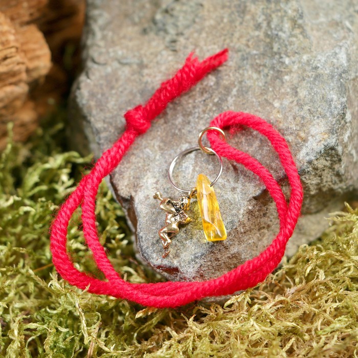 Браслет-оберег "Красная нить. Ангел с дудкой" с подвеской, янтарь