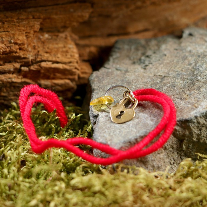 Браслет-оберег "Красная нить. Замок и ключик" с подвеской, янтарь