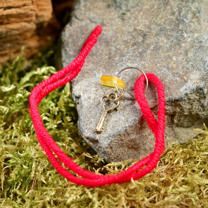 Браслет-оберег "Красная нить. Ключик" с подвеской, янтарь