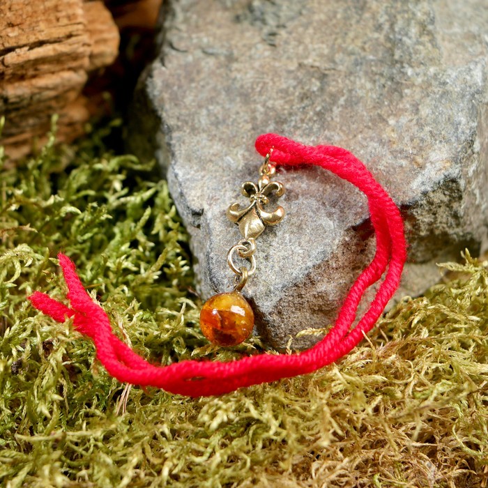 Браслет-оберег "Красная нить. Королевская лилия" с подвеской, янтарь