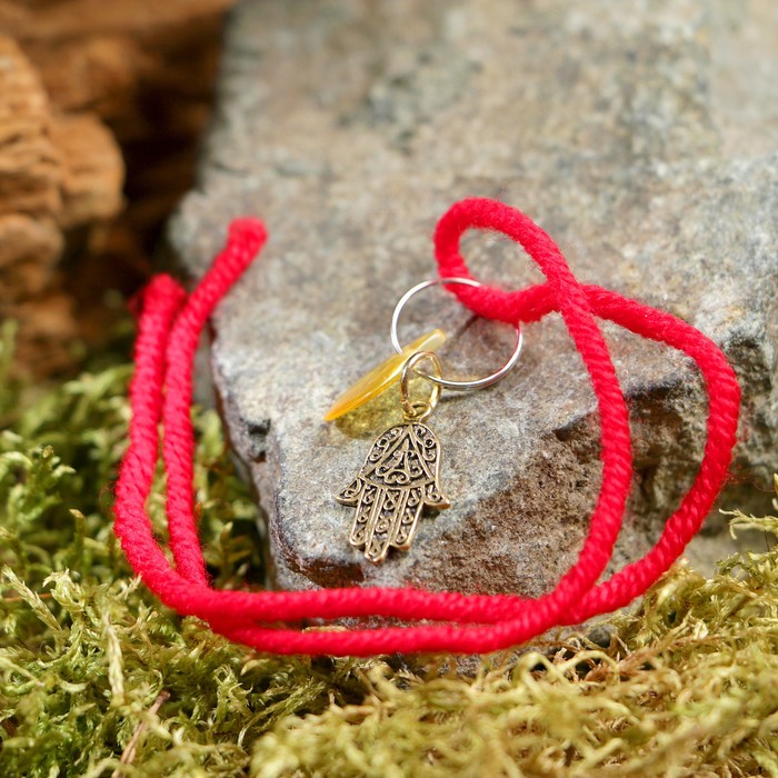 Браслет-оберег "Красная нить. Хамса" с подвеской, янтарь