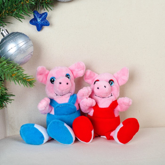 Мягкая игрушка "Поросёнок в комбинезоне" цвета МИКС