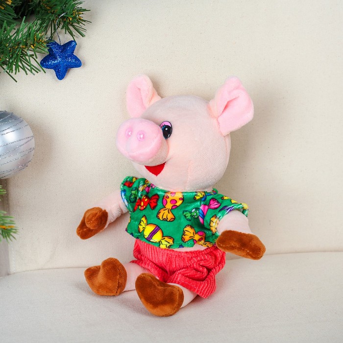 Мягкая игрушка "Поросёнок в футболочке с конфетами, шортики цвета МИКС"