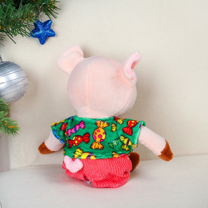 Мягкая игрушка "Поросёнок в футболочке с конфетами, шортики цвета МИКС"
