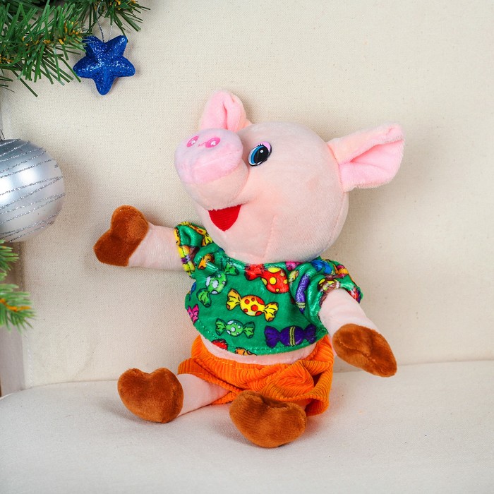 Мягкая игрушка "Поросёнок в футболочке с конфетами, шортики цвета МИКС"