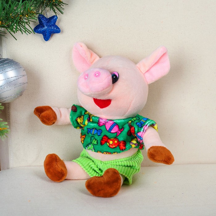 Мягкая игрушка "Поросёнок в футболочке с конфетами, шортики цвета МИКС"