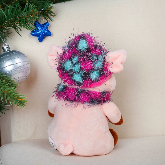 Мягкая игрушка "Свинка в вязаной шапочке и шарфе" 17 см