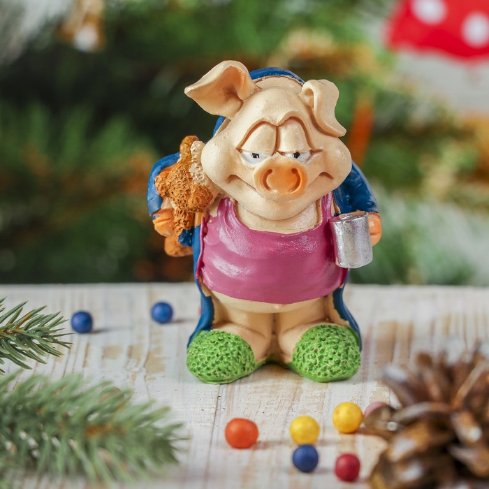 Сувенир полистоун "Хрюндель в халате с мишкой и кружкой" 9х7х5 см