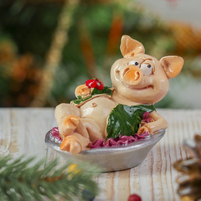 Сувенир полистоун "Хрюндель на тарелке" 6,3х7,5х6 см