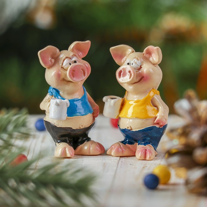 Сувенир полистоун "Хрюндель с кружкой пива" МИКС 5х2,8х2,7 см