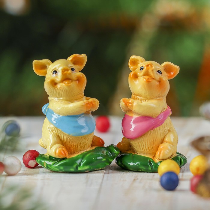 Сувенир полистоун "Свинка в нагруднике" МИКС 4х3,3х2,5 см