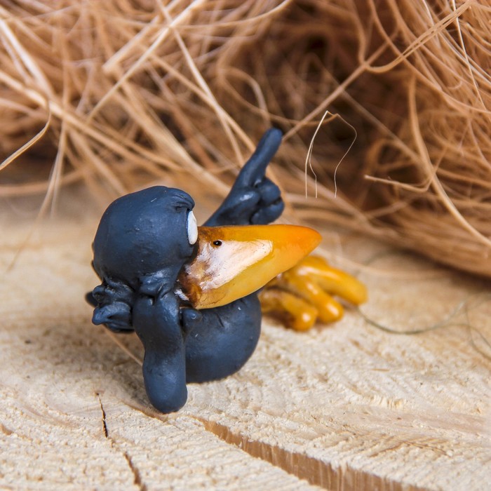 Сувенир полистоун "Ворона указатель" 8х4,5х4,5 см