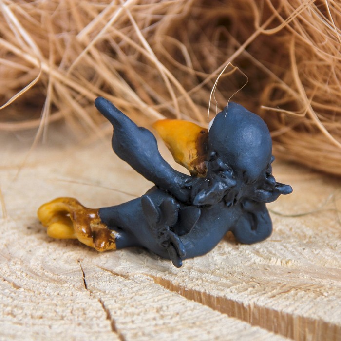 Сувенир полистоун "Ворона указатель" 8х4,5х4,5 см