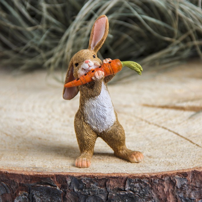 Сувенир полистоун &quot;Заяц с морковкой&quot; 5,5х4,5х10,5 см