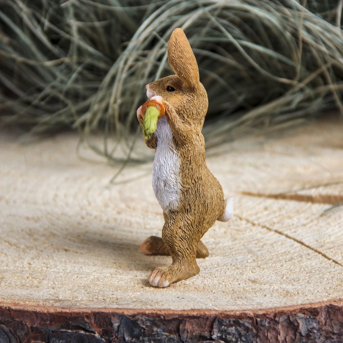 Сувенир полистоун "Заяц с морковкой" 5,5х4,5х10,5 см