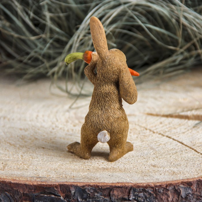 Сувенир полистоун "Заяц с морковкой" 5,5х4,5х10,5 см