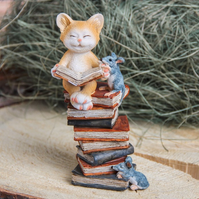Сувенир полистоун "Котенок на книжках" 8,5х6,5х15 см