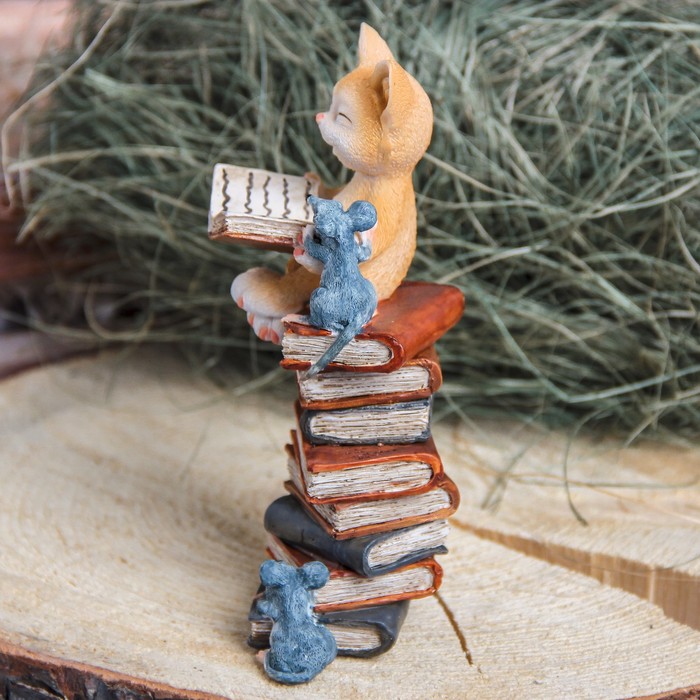 Сувенир полистоун "Котенок на книжках" 8,5х6,5х15 см