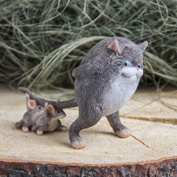 Сувенир полистоун "Кот тащит мышек" 13х5х9,5 см