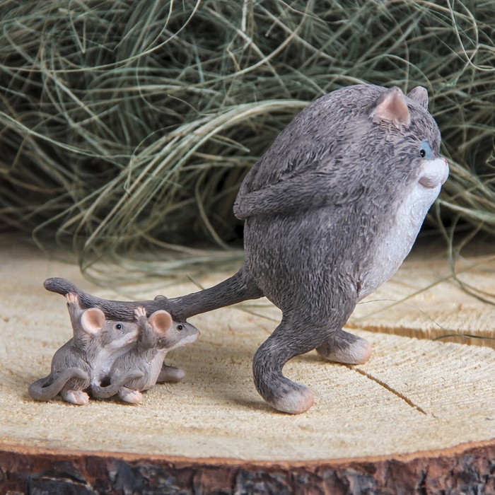 Сувенир полистоун "Кот тащит мышек" 13х5х9,5 см