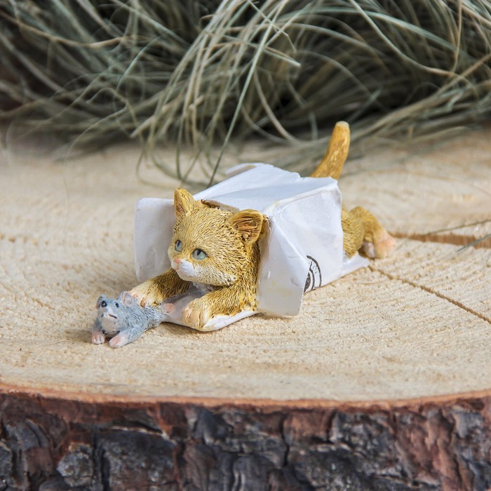 Сувенир полистоун "Котенок играет с мышкой" 11,5х6х4 см