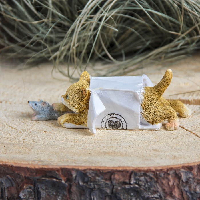 Сувенир полистоун "Котенок играет с мышкой" 11,5х6х4 см