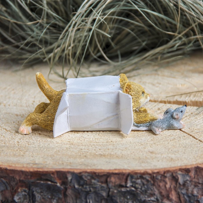 Сувенир полистоун "Котенок играет с мышкой" 11,5х6х4 см