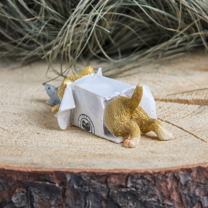 Сувенир полистоун "Котенок играет с мышкой" 11,5х6х4 см