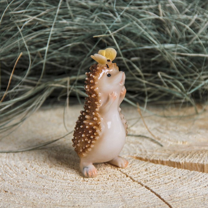 Сувенир полистоун "Ежик с бабочкой" 4х4х8 см