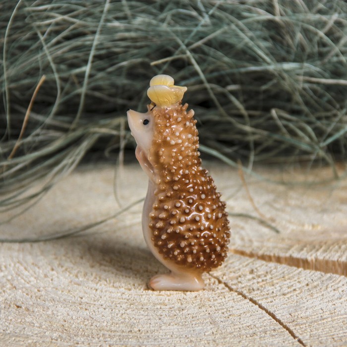 Сувенир полистоун "Ежик с бабочкой" 4х4х8 см