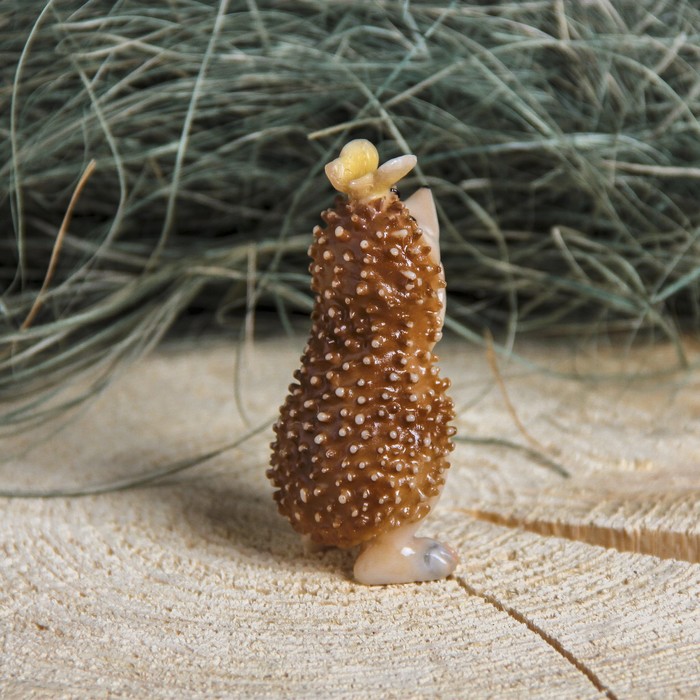 Сувенир полистоун "Ежик с бабочкой" 4х4х8 см