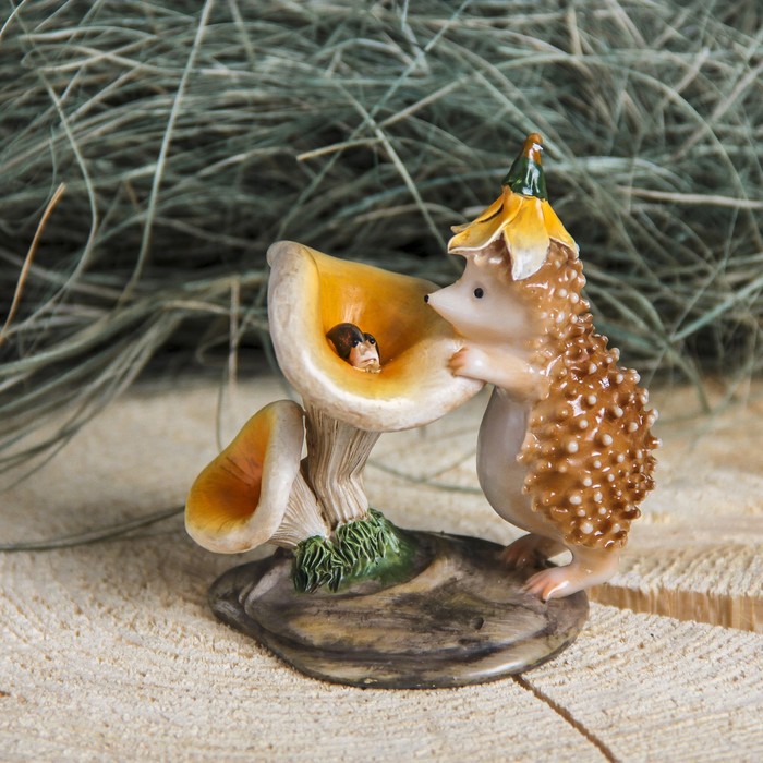 Сувенир полистоун "Ежик и гриб" 8х5,5х8,5 см