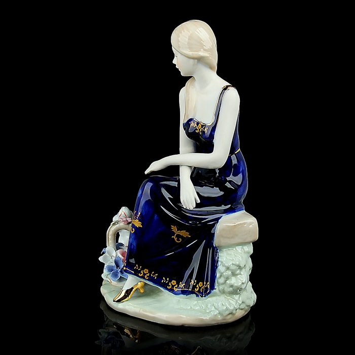 Сувенир под фарфор "Девушка с собачкой"