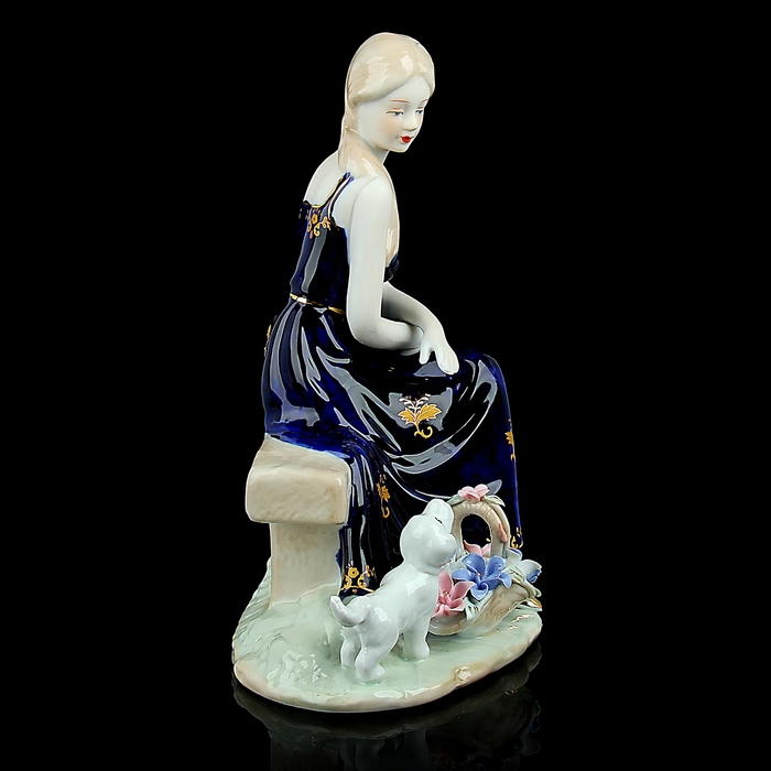 Сувенир под фарфор "Девушка с собачкой"