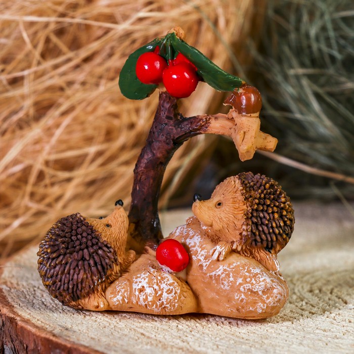 Сувенир полистоун "Ёжики у яблони" 9,2х8х5 см