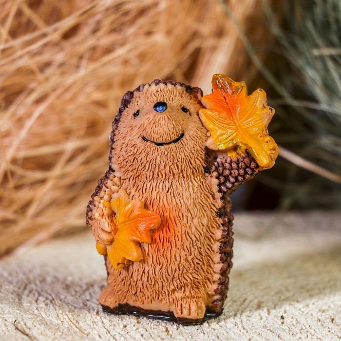 Сувенир полистоун "Ёжик с кленовыми листьями" 7х5х4 см