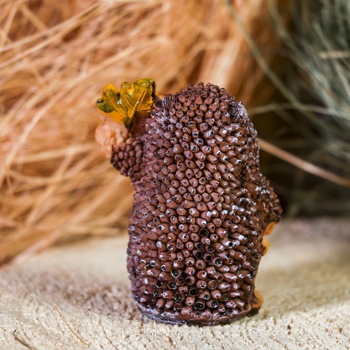 Сувенир полистоун "Ёжик с кленовыми листьями" 7х5х4 см