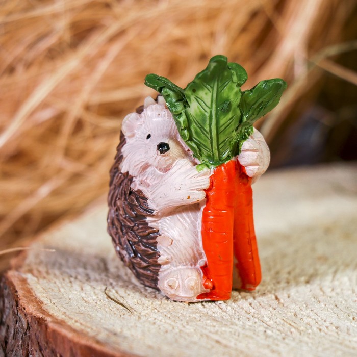 Сувенир полистоун "Ёжик с морковкой" 6х4х3,3 см