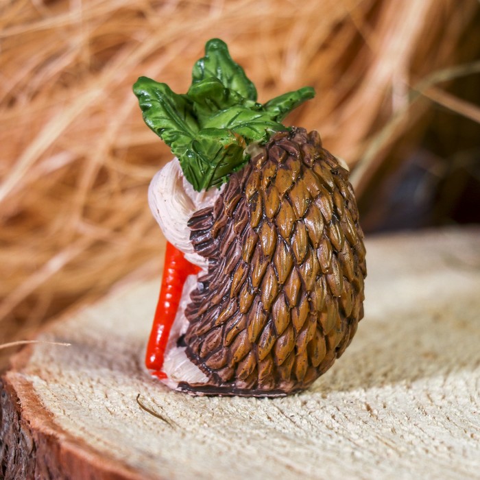 Сувенир полистоун "Ёжик с морковкой" 6х4х3,3 см