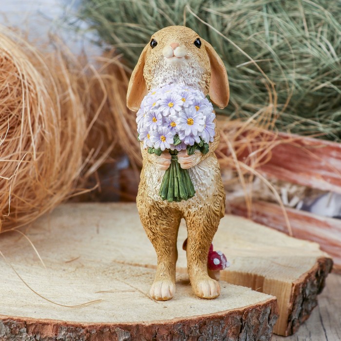 Сувенир полистоун "Заяц с букетом цветов" 6х6х16,5 см