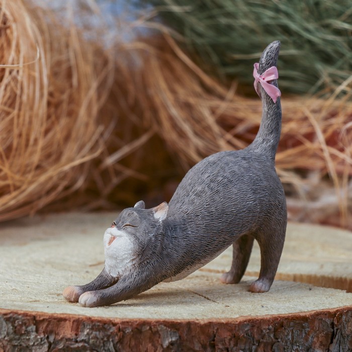Сувенир полистоун "Кот тянется" 10,5х4,5х11 см