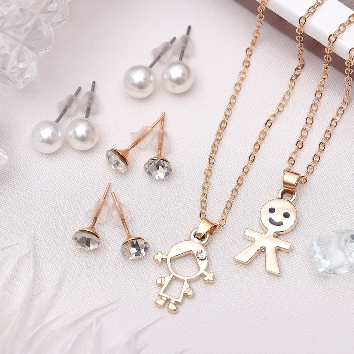 Гарнитур 6 предметов: 4 пары пусет, кулон, браслет "Мальчик и девочка", цвет белый в золоте