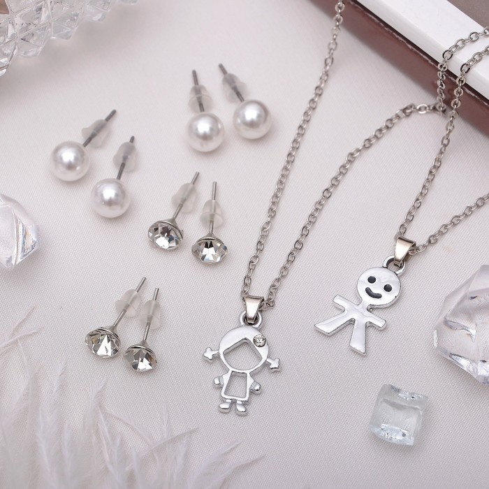 Гарнитур 6 предметов: 4 пары пусет, кулон, браслет "Мальчик и девочка", цвет белый в серебре
