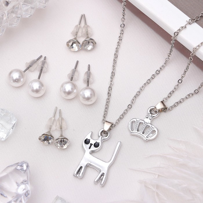 Гарнитур 6 предметов: 4 пары пусет, кулон, браслет "Кошечка" с короной, цвет белый в серебре