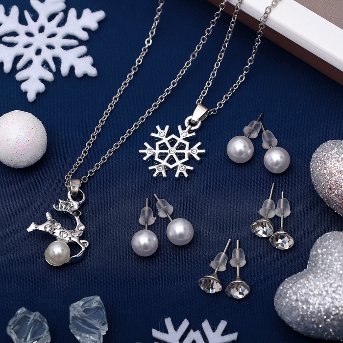 Гарнитур 6 предметов: 4 пары пусет, кулон, браслет "Олень" и снежинка, цвет белый в серебре