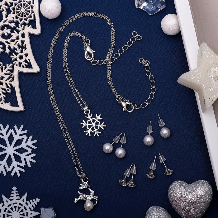 Гарнитур 6 предметов: 4 пары пусет, кулон, браслет "Олень" и снежинка, цвет белый в серебре