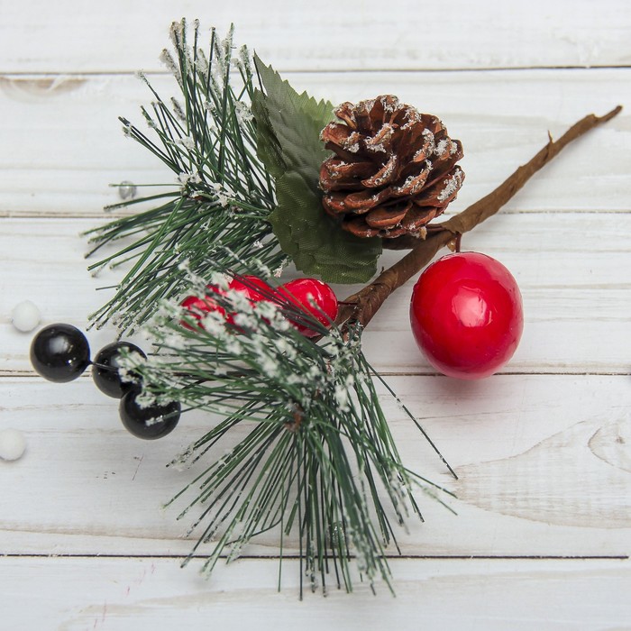 Декор "Зимние мечты" 18 см, морозная ель с шишкой и ягодами