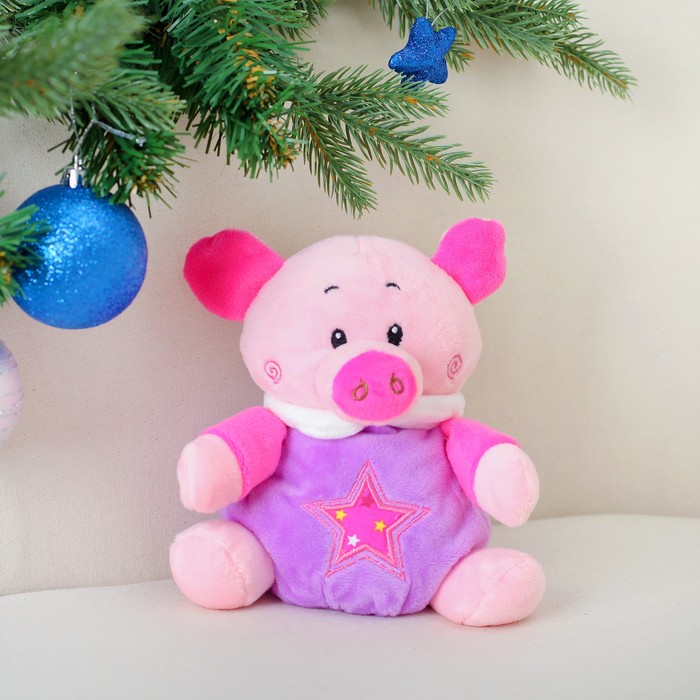 Мягкая игрушка-погремушка "Свинка в фиолетовом костюме" 16 см