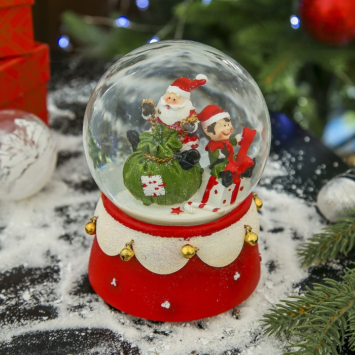 Сувенир полистоун водяной шар музыкальный "Дед Мороз и гном упаковка подарков" 14,5х11х11 см